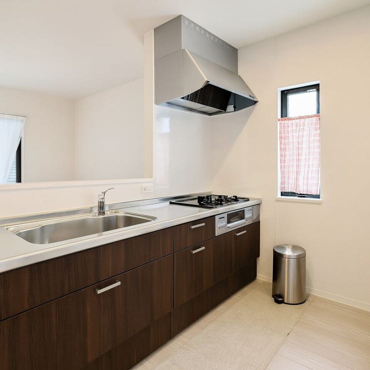 ◆人気の対面・カウンターキッチンです♪お料理しながらリビングでくつろぐ家族との会話を楽しめます!
※画像はAI加工により荷物等を消去しています