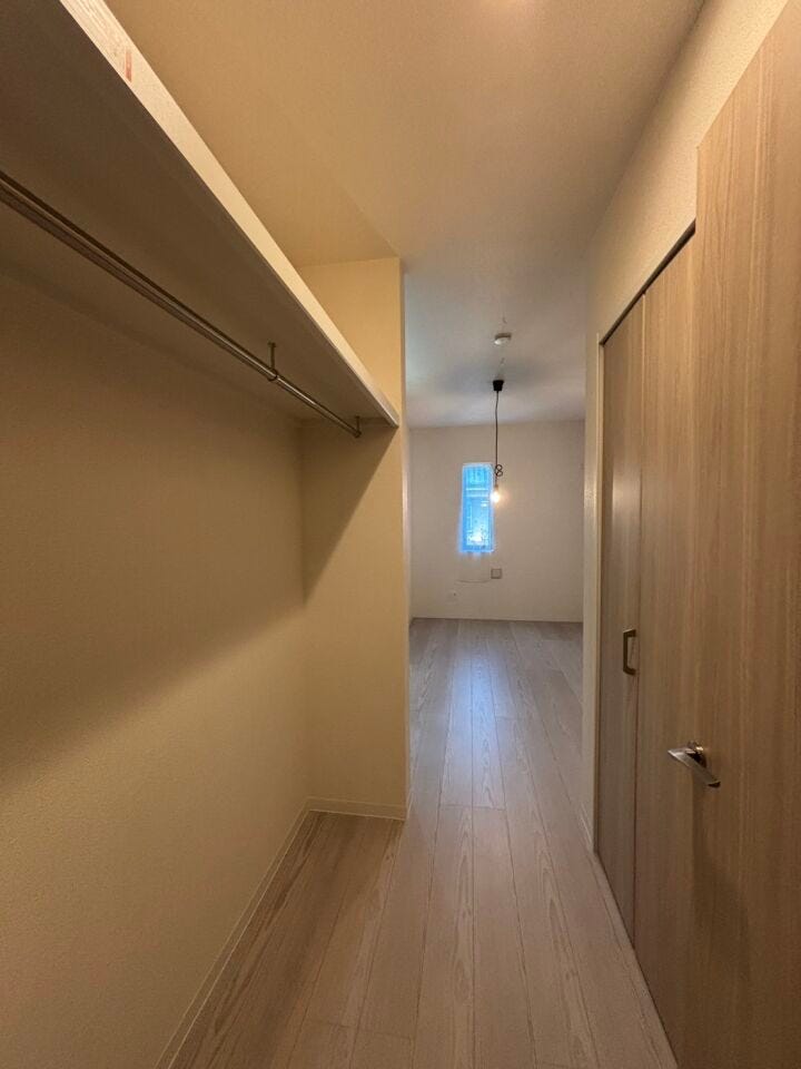 大型の収納が完備されていますので、大切な衣類の保管に困りません!!