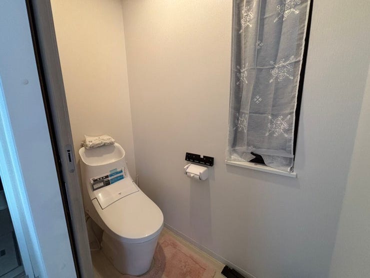 ◆小窓が付いているので空気の入れ替えもできます◎手すりが付いていますので、使いやすさが続きます。