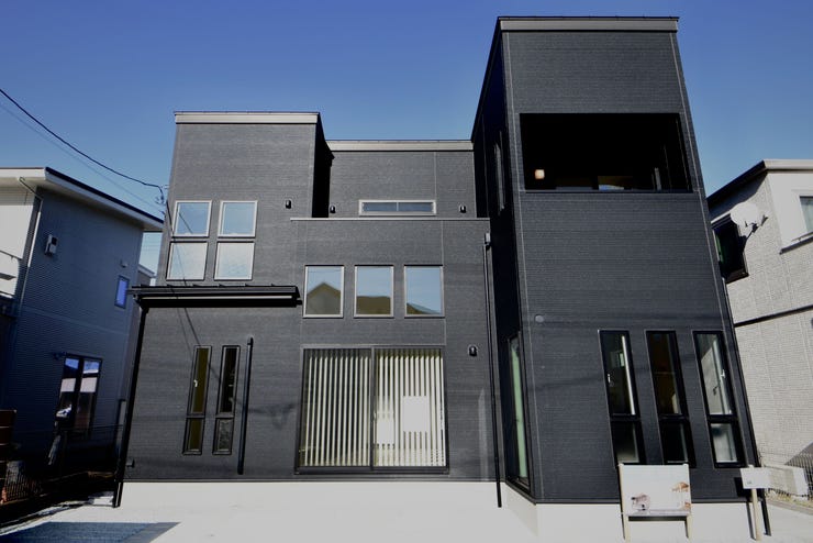 【外観】
洗練されたデザインの外観。並列2台駐車可能なカースペースがございます。