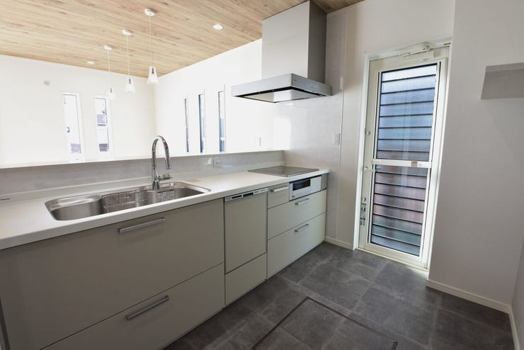 対面式のシステムキッチン。毎日の洗い物が楽になる食器洗浄乾燥機を完備しております。