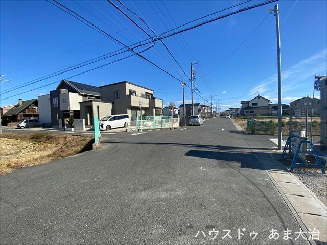 幅員約7mの北側前面道路です。引越し業者のトラックも問題なく停めて置くことが出来る道幅です。