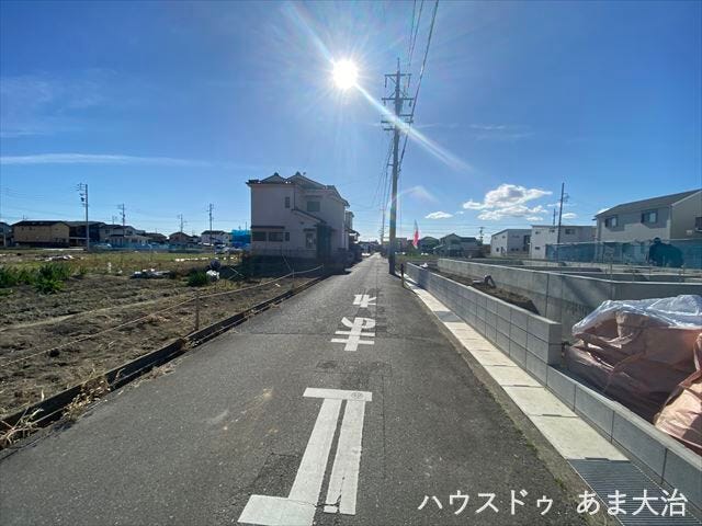 幅員約4.2mの東側前面道路です。普通車が1台通れる幅となります。角地になり採光、通風ともに良好です。