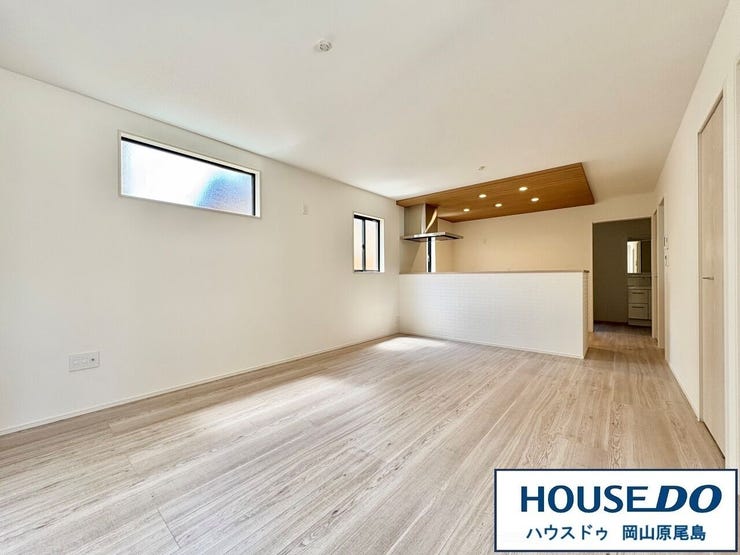 【リビング】
光と風があふれる開放的なリビングダイニングには自然と家族みんなが集まってきます。 明るく穏やかな空気のなかで飲んだり、食べたり、笑ったり♪
※同施工会社の物件イメージ写真です。