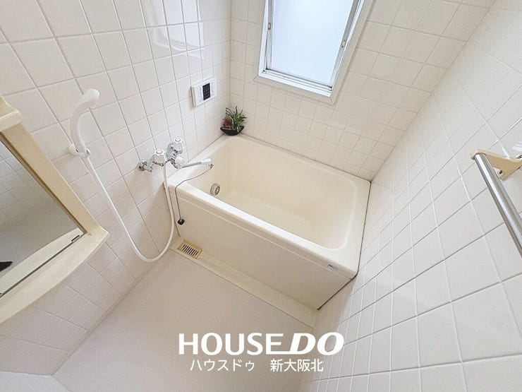 ■浴室には窓があるので空気の入れ替えも簡単に行えます◎
■自然の光が差しこみ明るく開放感のあるお風呂でゆっくりとおくつろぎください♪