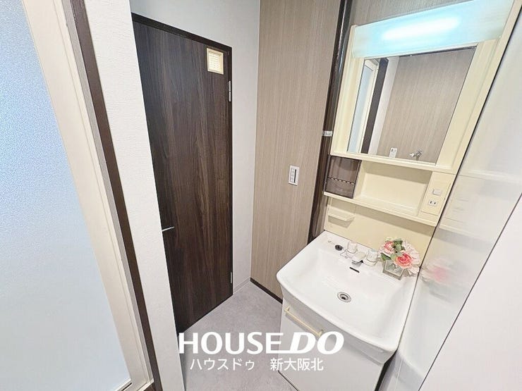 ■洗面台の奥にはトイレがございます!