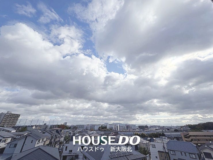 ■目の前を遮る建物がないため、晴れの日にはきれいな青空を見ることのできる気持ちの良いバルコニーです♪