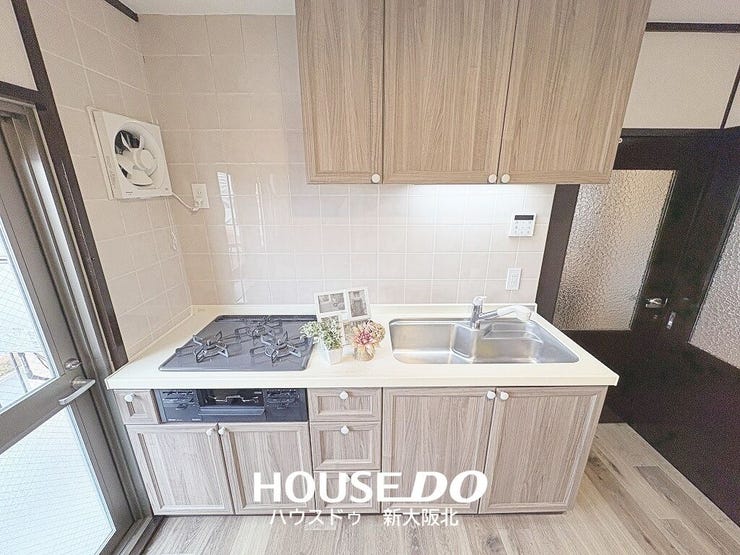 ■ナチュラルな木目調がおしゃれな上下収納つきのシステムキッチン!
■散らかりがちなキッチンツールもスッキリと収納できます!