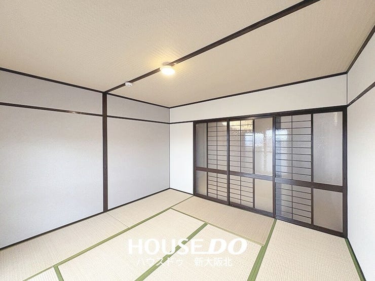 ■8帖和室
■畳は適度なクッション性があり、お子さまが転んでもケガをしにくいので安心ですね!
■お子さまのお昼寝やプレイルームとしてご使用いただくのもオススメです!