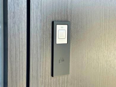 ■カードキー
※完成イメージ
鍵を取り出さなくてもICチップやスマートフォンで簡単に開け閉めできる玄関です。
セキュリティの高さはもちろん、手荷物が多い時でも簡単に開錠することができ便利です。