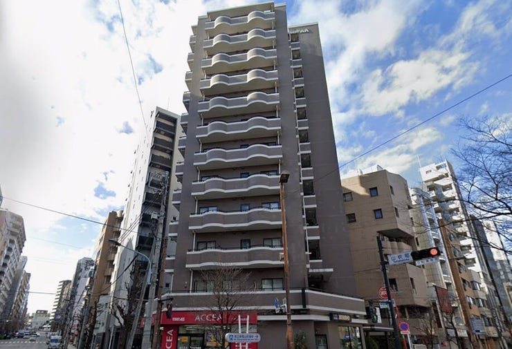 【外観】
江戸川橋通りと緑道が交わる角地に佇む、神楽坂のマンションです。