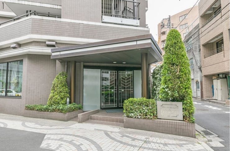 エントランスは緑道に面し、マンションのまわりも植栽があり緑に囲まれた環境です。