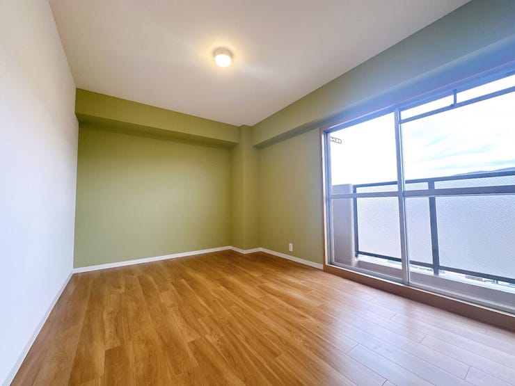 日当り良好の洋室!
明るい空間となっております。