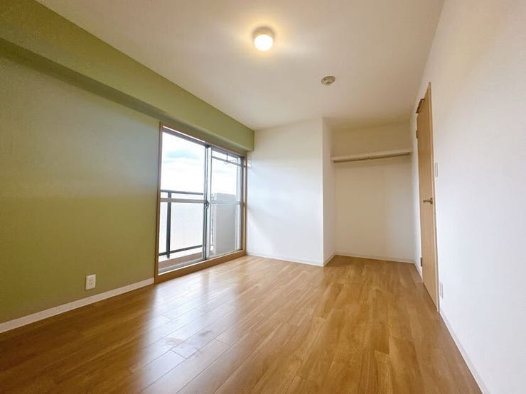 大きな窓から朝日が差し込み、目覚めのよい1日が迎えられそうです◎