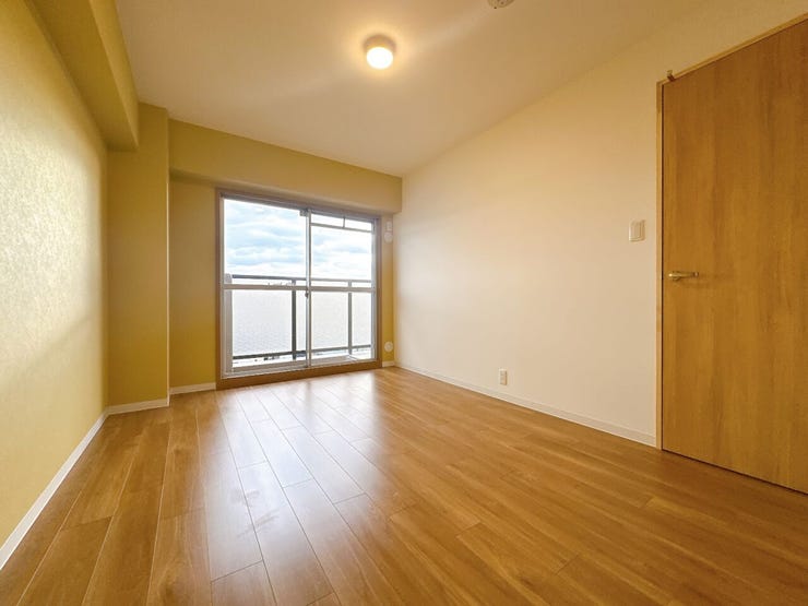 窓から風を感じられる快適なお部屋です。