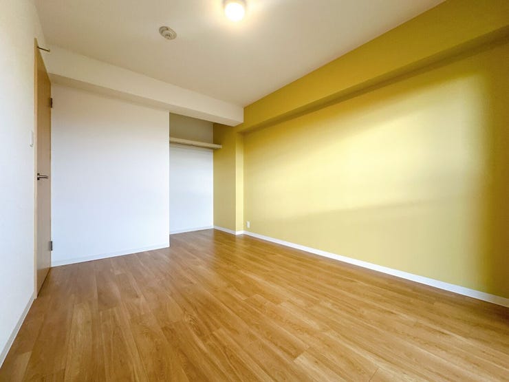 どんな家具にもフィットする床材カラーのお部屋です。