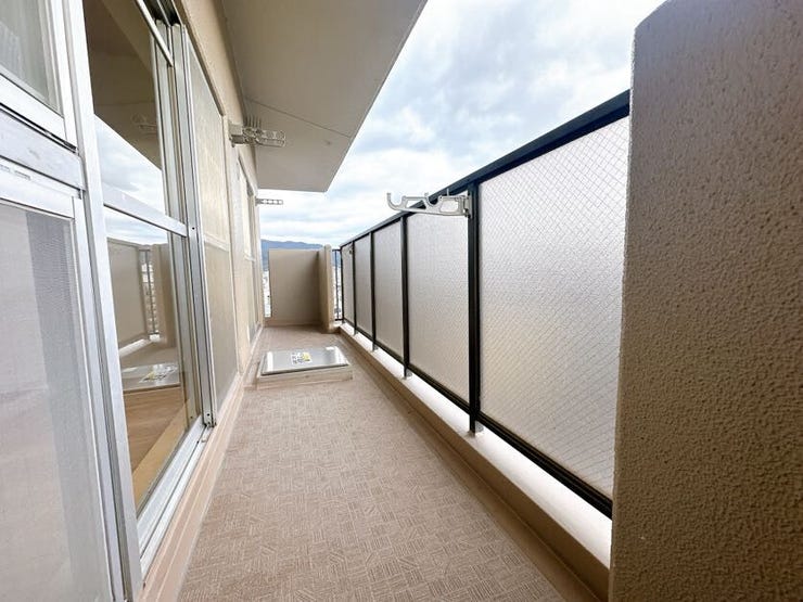 バルコニーは日当たり良好で、洗濯物もよく乾きます◎