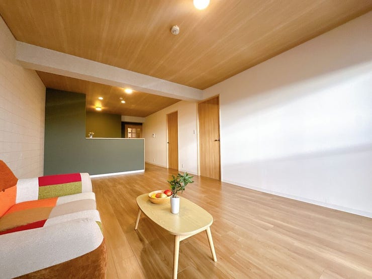 優しい色合いの室内です。
統一感があり、空間がより広く感じられます。