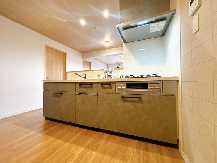 食洗機付きのシステムキッチン。
忙しい毎日に役立ちます◎