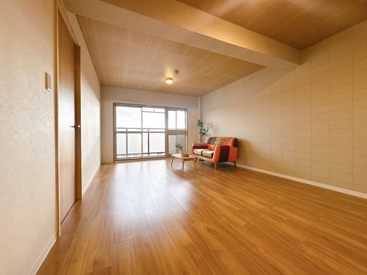 開口部に広い窓があり、採光・通風ともに多く取り込めます。