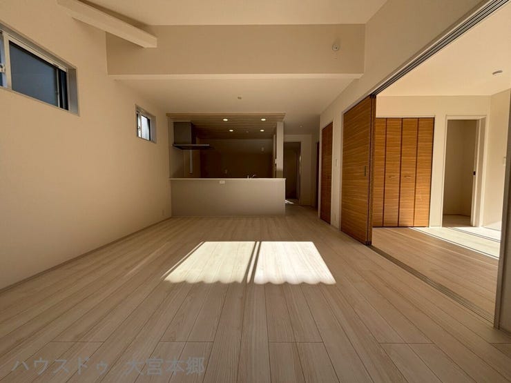 対面キッチン前の空間を広めにとっているため、ダイニングテーブルを置いても充分なスペースがあります。