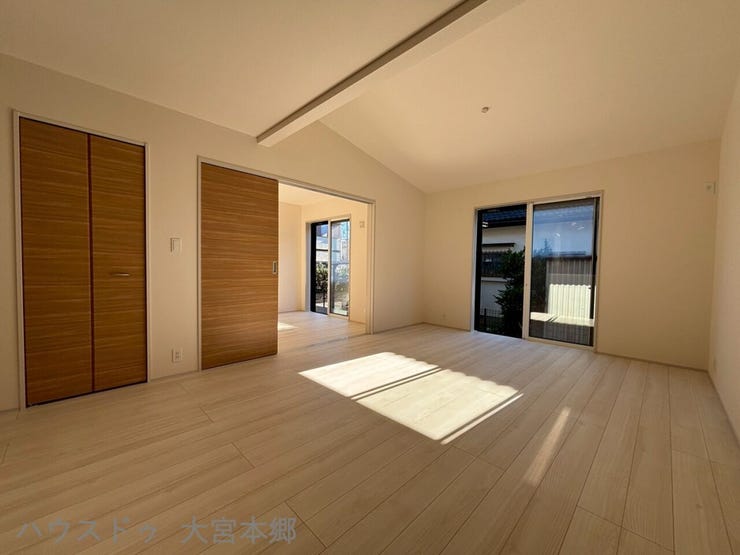 17.3帖の明るく広々としたリビングは家具を置いてもゆとりあるスペースが保てます。暖かい陽が差し込む中、ご家族で楽しい会話も弾みますね。