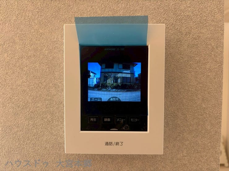 玄関を開ける前に相手の顔を確認できるTVモニター付きインターホンは、お子様の留守番も安心ですね。