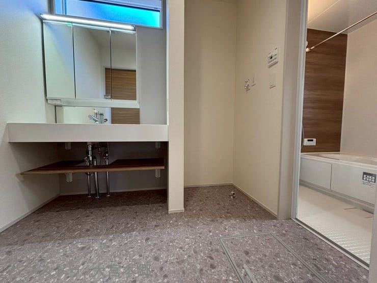 洗面台の三面鏡の裏には収納スペースがあります。洗面器周りを常にスッキリさせることができますね★