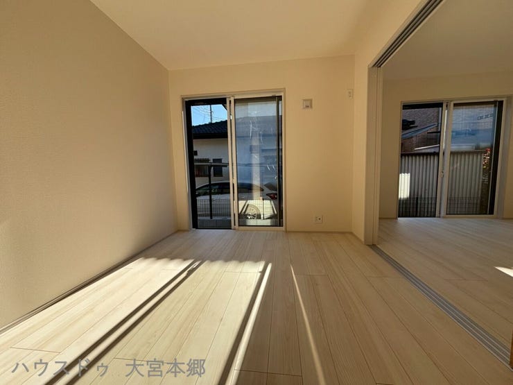 清潔感ある白いクロスと木のぬくもりを感じるおしゃれなデザインの洋室です。