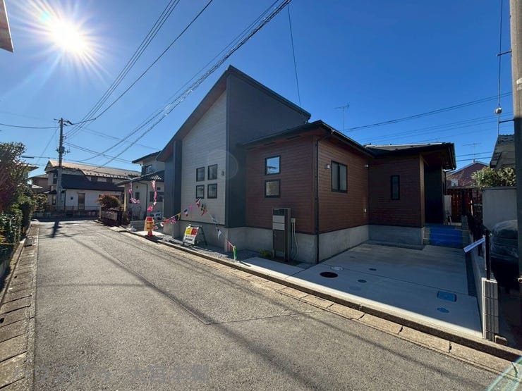 前面道路は車通りも少ないので駐車が苦手な方もゆっくり駐車できます♪