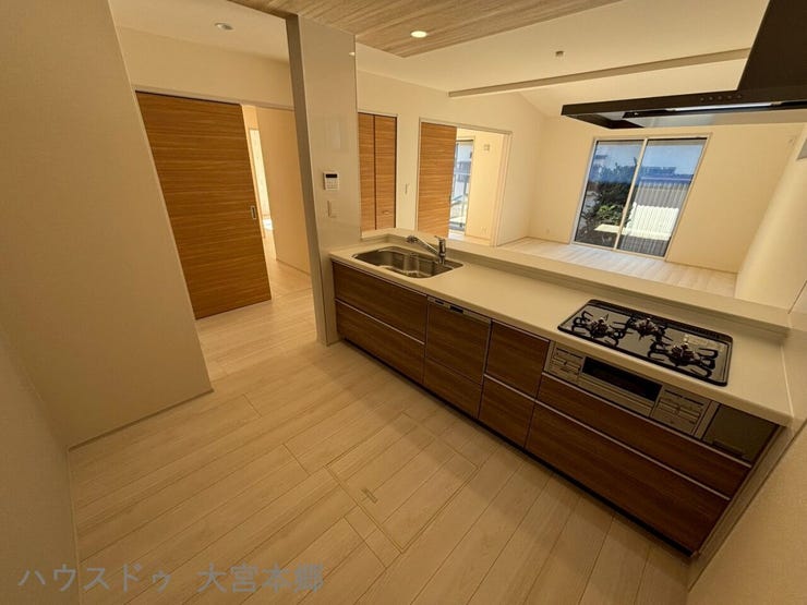 シンク下の収納スペースは出し入れしやすいスライドタイプ。大きな鍋やフライパンもラクに取り出せます♪