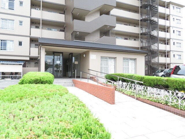 エントランスにはスロープがありますのでベビーカーや車いすの方も安心です。道路から距離があるのでお子さまの飛び出しの心配も軽減されます。