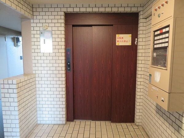 レトロな木目調のエレベーター。荷物の多い時なども安心です。