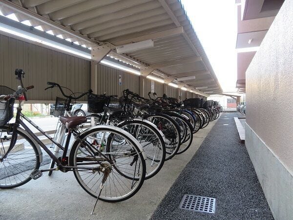 しっかりと広さのある駐輪場。屋根付きで雨の日なども濡れません。