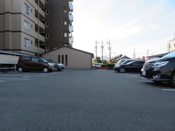 スペースが確保された出し入れのしやすい駐車場です。平面なので出し入れに時間もかかりません。