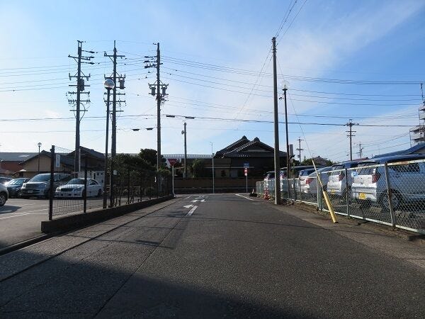 前面道路は車が十分にすれ違える幅があります。整備された綺麗な道路です。