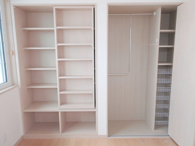 2階全洋室にブックシェルフと収納付き♪