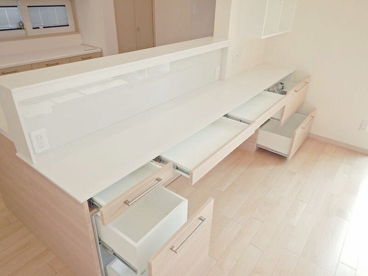 収納やブックシェルフ付のキッズカウンターはお子様の勉強スペースとしても使えます♪