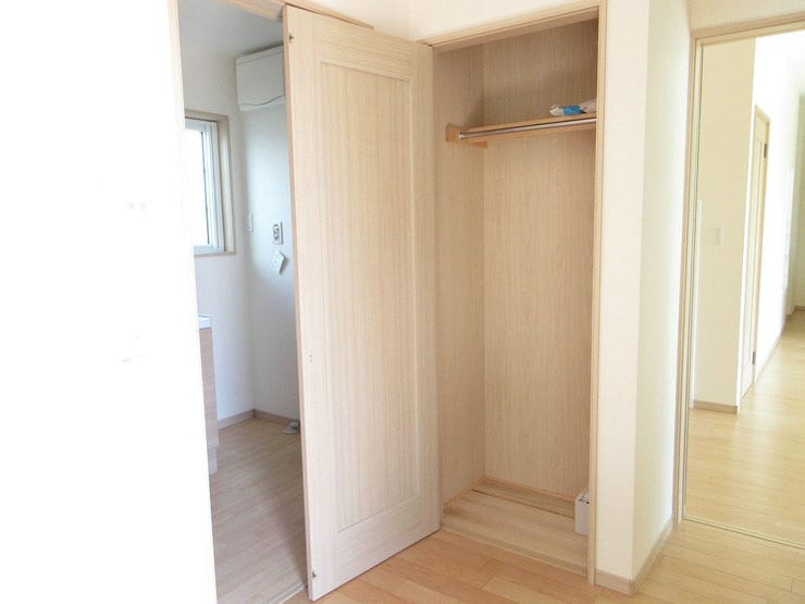 廊下収納付♪掃除道具など片付けられます!