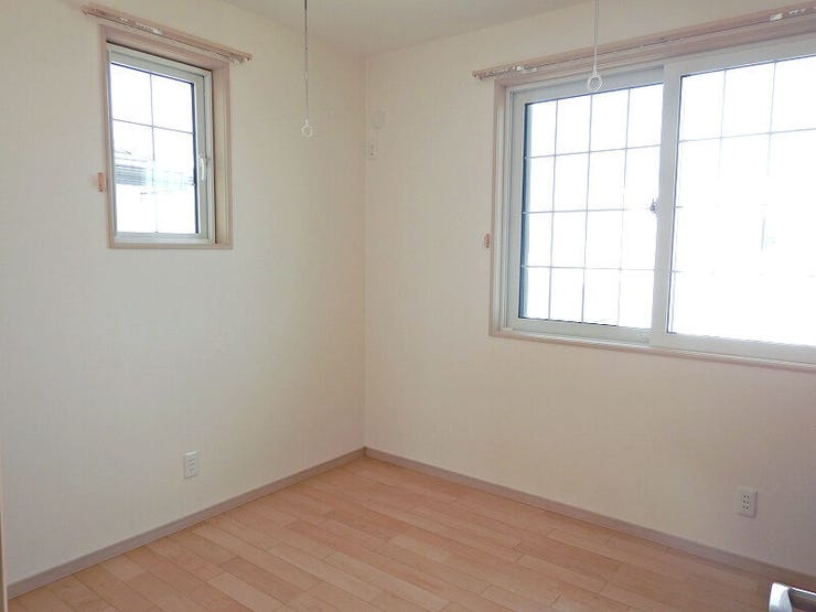 2面採光を確保した北側洋室は、風通しも良く居心地の良い空間です♪