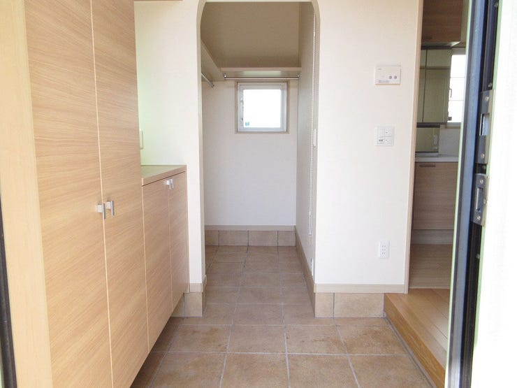 シューズクローク付!ベビ-カ-や傘立て、スポーツ用品など収納できます♪