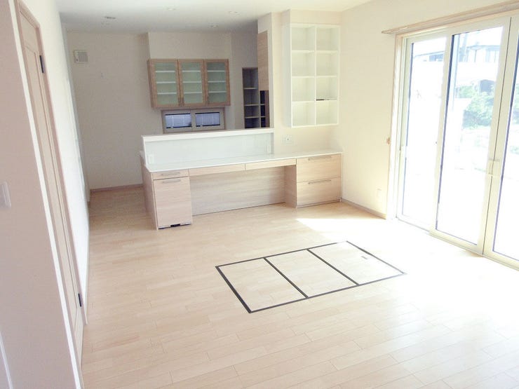 掘座卓付きのリビング♪居心地良く、ご家族みんながゆったり寛げる憩いの空間となりそうです♪