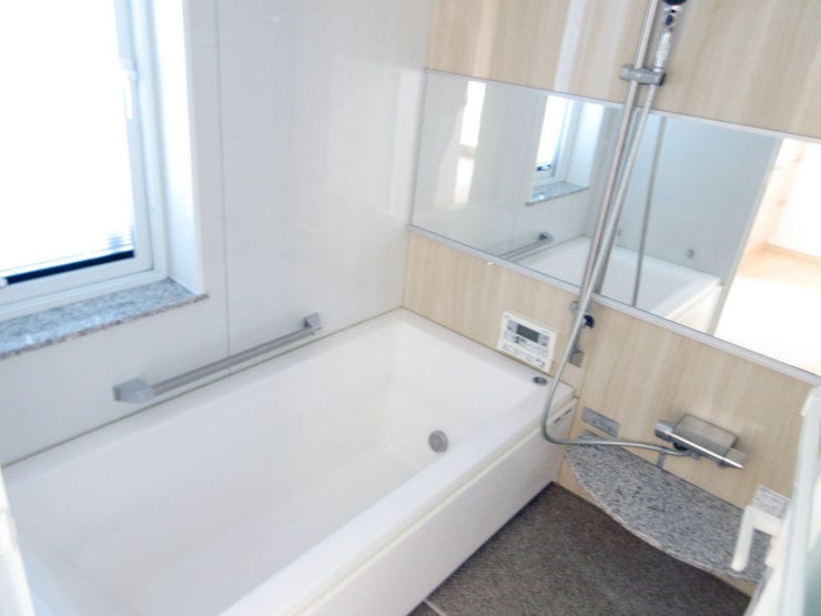 窓付きのバスルームは採光もあり明るく気持ちの良い空間です♪窓があることで換気環境も良好(^^)