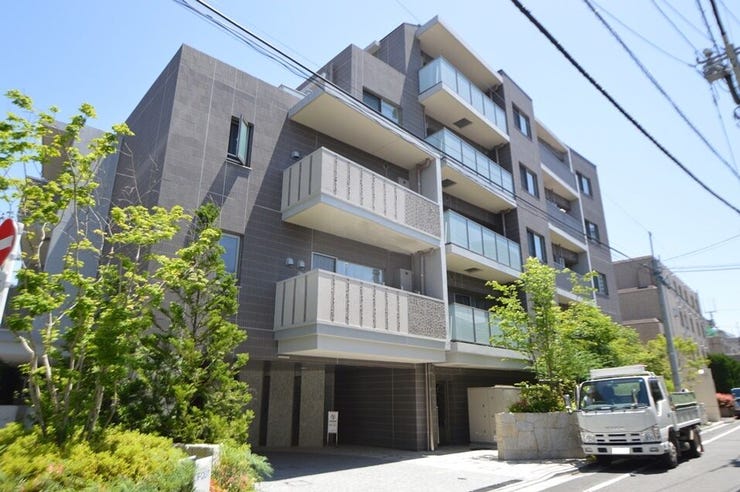 江戸時代から続く歴史のあるお屋敷町「市谷加賀町」のマンションです。