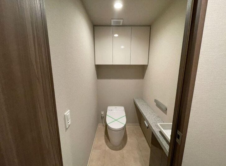 タンクレストイレに手洗いカウンター付。来客時や掃除の際に役立ちます。