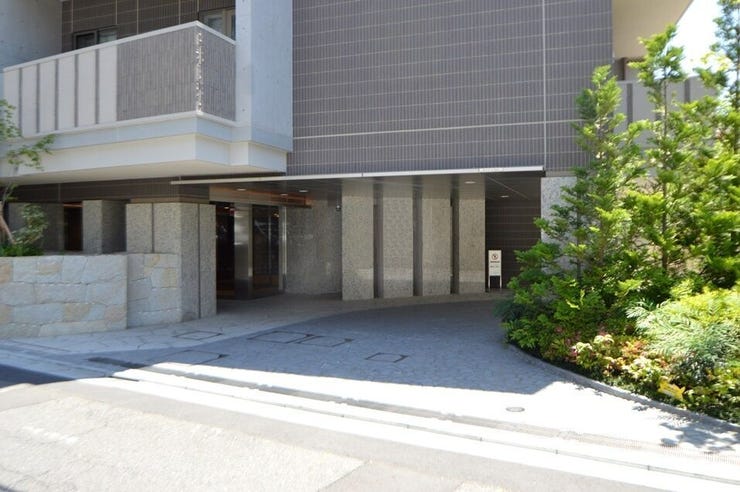 手入れの行き届いた植栽のあるエントランスアプローチ。車寄せも可能です。