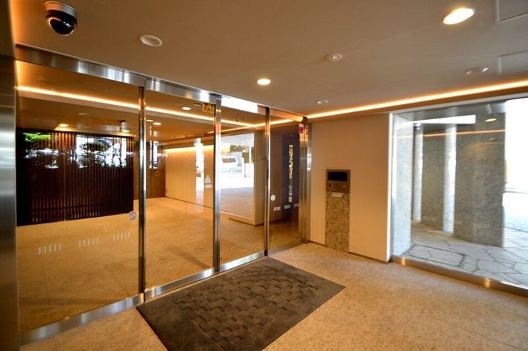 マンション内はオートロックで守られており安心できます。