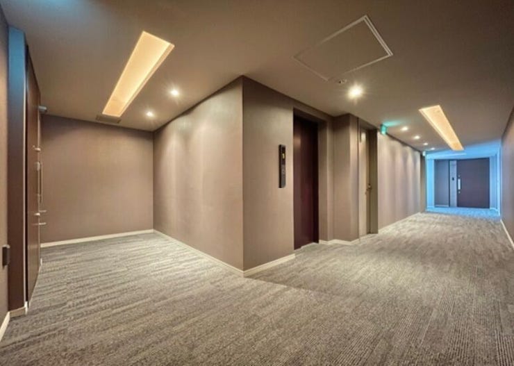 エレベーターでスムーズにお部屋に移動できます。