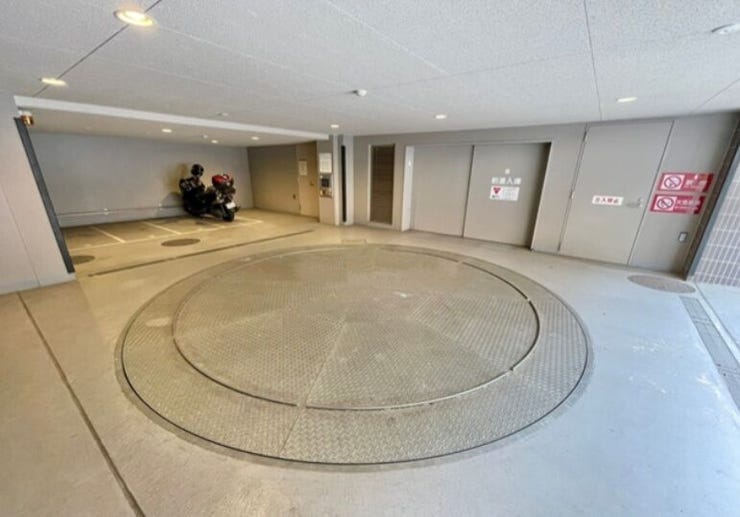 敷地内駐車場有り。