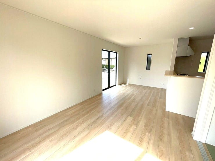 縦長のリビングはどこにいてもLDK全体が見渡しやすく、ぱっと見て室内の様子が把握できるため小さなお子様がいるご家庭でも安心です!